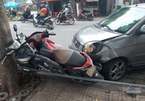 Ô tô tông dồn 4 xe máy trên phố Sài Gòn, hai cô gái bị thương