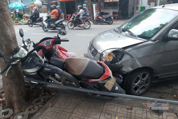 Ô tô tông dồn 4 xe máy trên phố Sài Gòn, hai cô gái bị thương