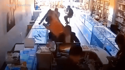 iPhone phát nổ cháy mặt người đàn ông