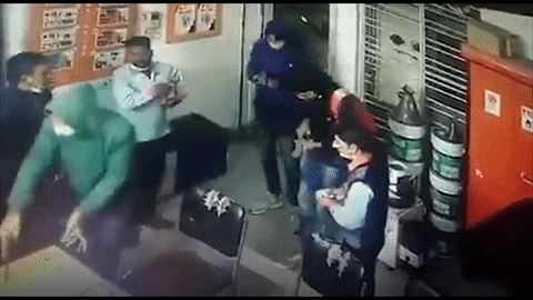 Khoảnh khắc nhân viên trạm xăng đối đầu cướp có vũ trang