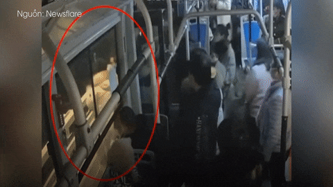Thanh niên định nhảy cầu và hành động bất ngờ của tài xế xe buýt