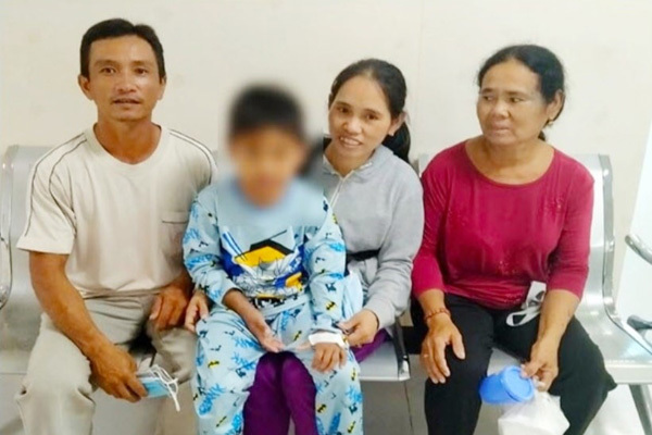 Bé trai 9 tuổi tổn thương đa cơ quan, suy hô hấp vì sốc sốt xuất huyết