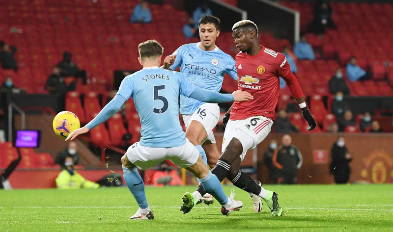 MU níu chân Man City ở trận derby Manchester
