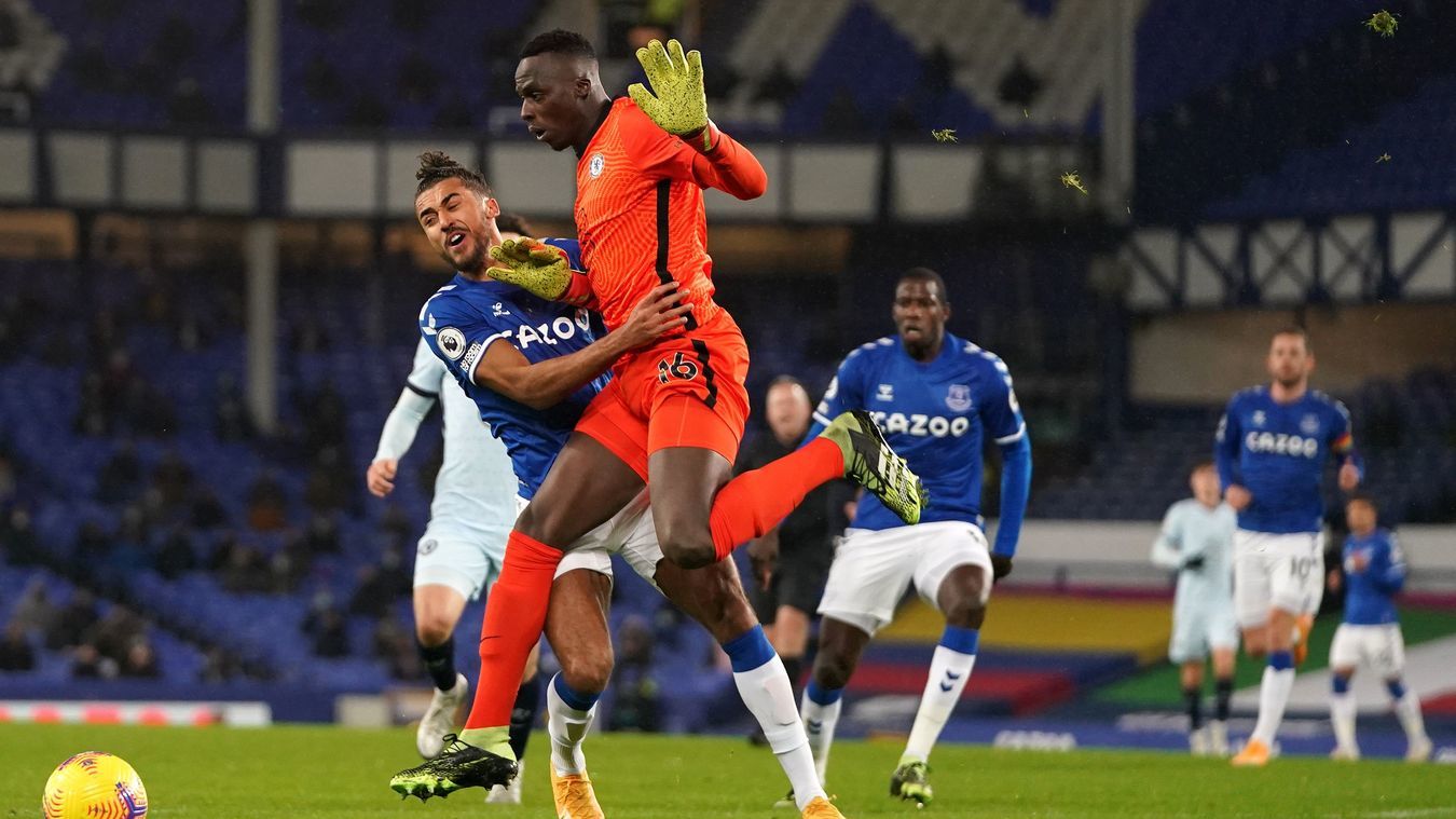 Mendy mắc sai lầm, Chelsea phơi áo trên sân Everton
