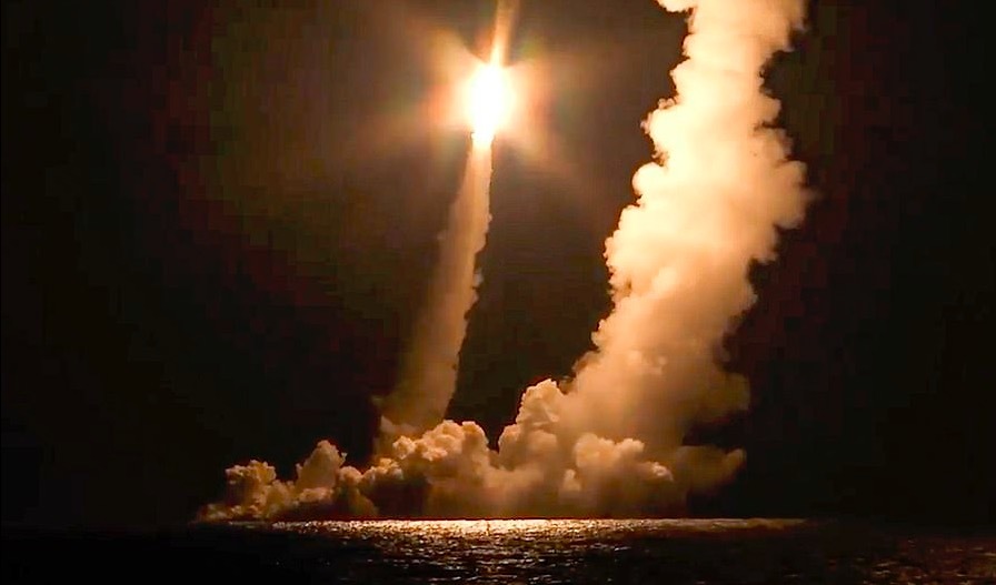 Màn bắn chùm tên lửa đạn đạo ngoạn mục từ tàu ngầm hạt nhân Nga