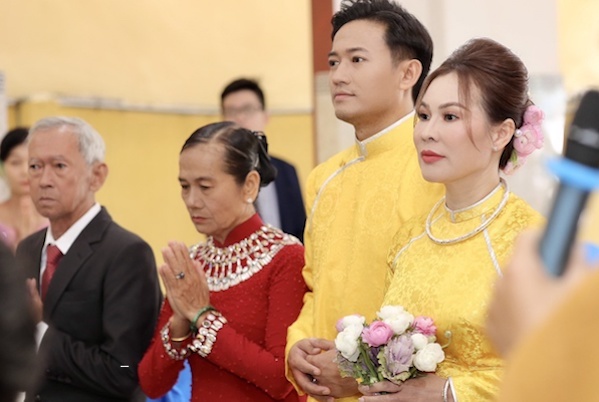 Quý Bình và bạn gái doanh nhân bất động sản làm lễ hằng thuận