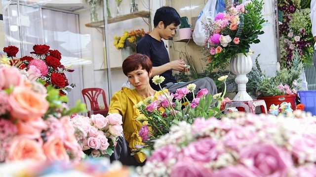 Vợ chồng khuyết tật mở tiệm hoa, thu về chục triệu đồng mỗi tháng