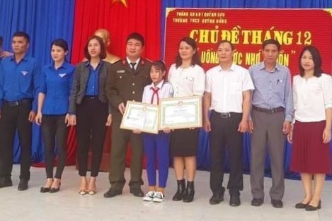 Khen thưởng nữ sinh trả lại 23 triệu đồng cho người đánh rơi