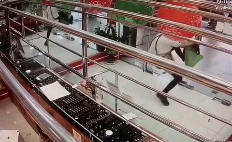 Clip nữ quái dùng chiêu trộm vàng tinh vi nóng nhất mạng xã hội