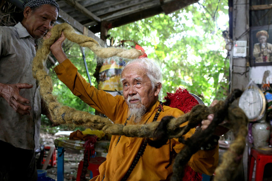 Hình ảnh cụ ông người Việt tóc dài 5 mét gây sửng sốt thế giới
