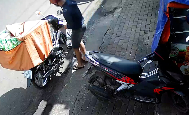 Tình huống nam shipper 'biếu không' tên trộm cả xe và thùng hàng