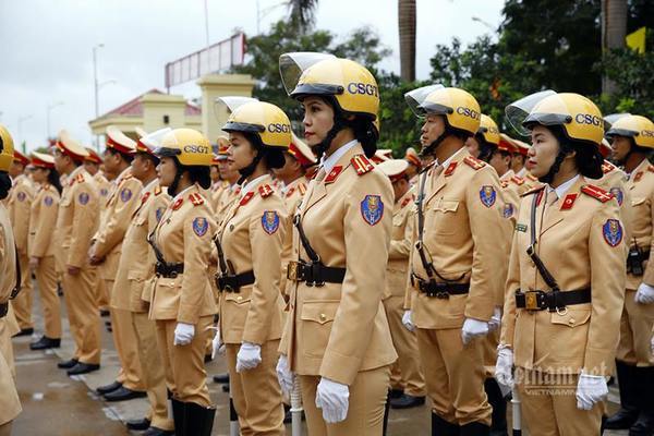 Đội nữ CSGT tham gia bảo vệ an toàn giao thông dịp Đại hội Đảng