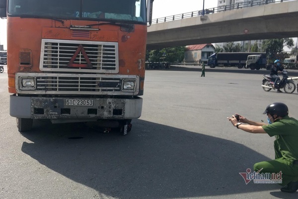 Xe container cán nát xe máy, kéo lê cô gái 5m giữa vòng xoay “tử thần”