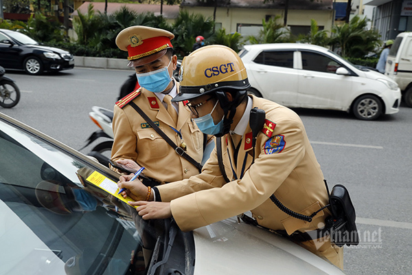Giấy vàng đặc biệt dán kính ô tô, 240 chủ xe ngày đầu nhận phạt