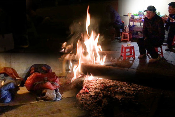 Đêm Hà Nội lạnh tê tái, người dân đắp bìa các tông, đốt lửa chống rét