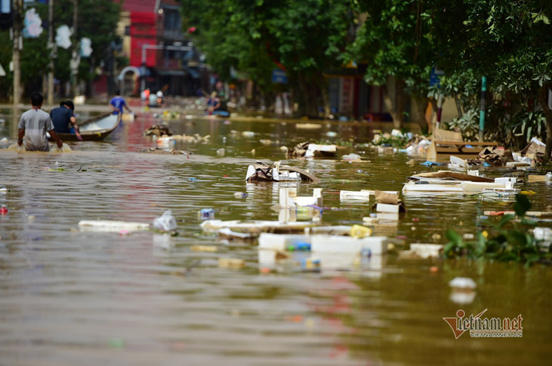 Bộ Y tế yêu cầu siết chặt quản lý chất thải y tế trong mùa bão lũ