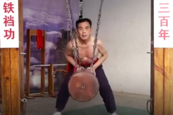 Võ sư Trung Quốc 'rèn' hạ bộ cứng như sắt
