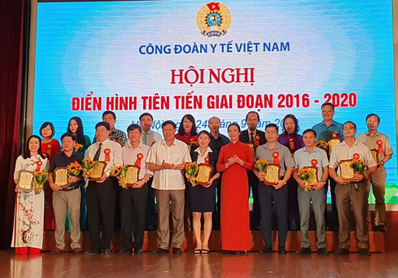 Tôn vinh 25 tập thể, 100 cá nhân điển hình tiên tiến ngành y tế