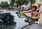 Hanoi police start attaching parking tickets on illegally parking cars