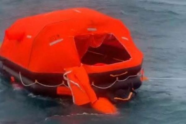 Tìm thấy 12 thuyền viên trên tàu mất tích gần đảo Phú Quý