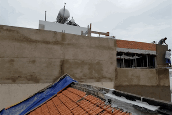 Phản ánh nhà xây sai phép, nữ cán bộ bị tạt chất bẩn vào người