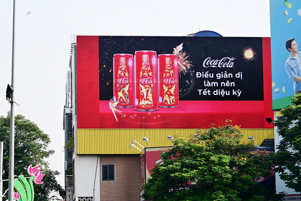 Cảm xúc mới từ cánh én vàng đón Tết quen thuộc của Coca-Cola