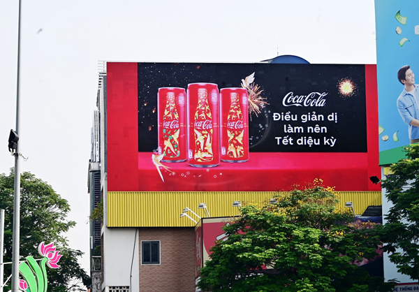 Cảm xúc mới từ cánh én vàng đón Tết quen thuộc của Coca