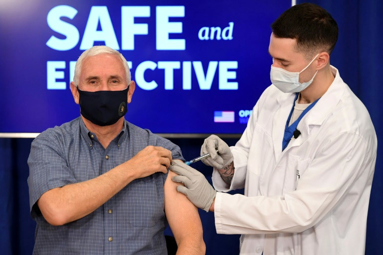 Hình ảnh vợ chồng Phó Tổng thống Mỹ tiêm vắc-xin Covid-19, trấn an về độ an toàn