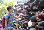 Hàng trăm xe máy rỉ sét, chất đống bên trong bến xe ở Sài Gòn