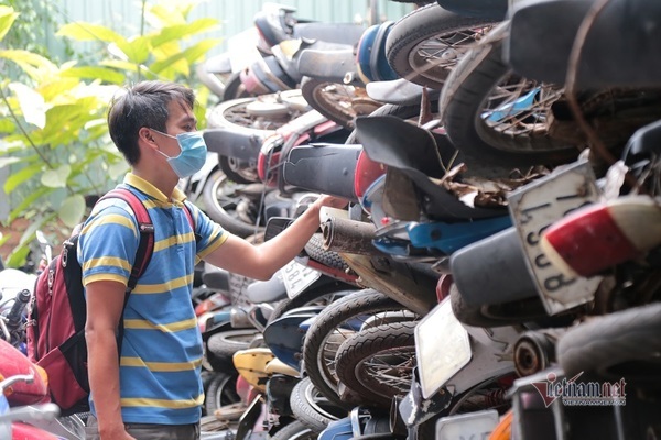 Hàng trăm xe máy rỉ sét, chất đống bên trong bến xe ở Sài Gòn