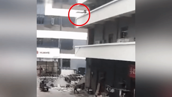 Clip nữ quái dùng chiêu trộm vàng tinh vi nóng nhất mạng xã hội