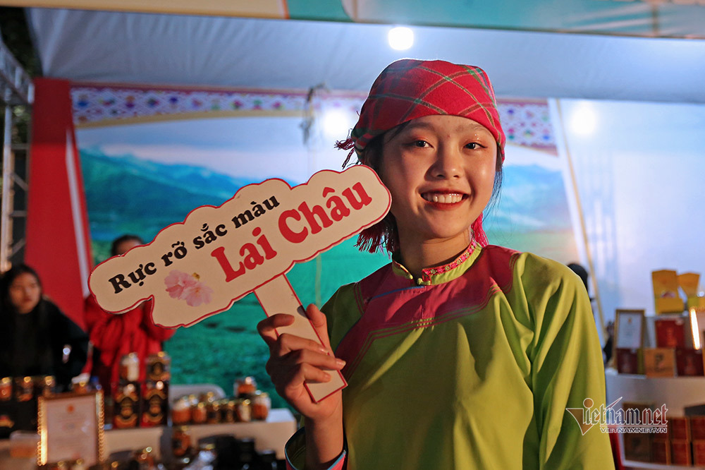 Khách Tây nhảy cực sung cùng thiếu nữ Lai Châu trên phố đi bộ Hà Nội