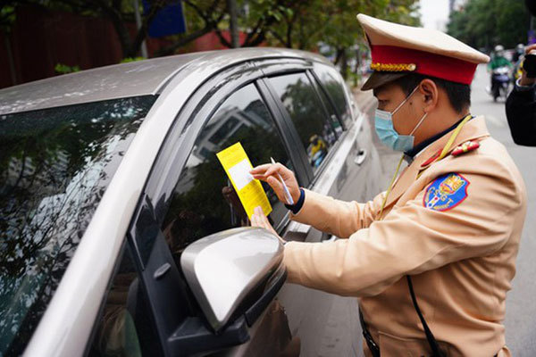Hanoi drivers shocked at parking tickets on car windshields