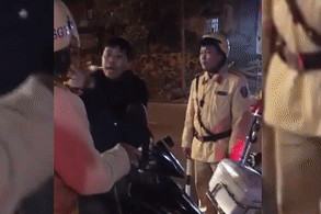 Đi xe máy chở 3 không đội mũ bảo hiểm còn dùng dép đánh, cắn CSGT