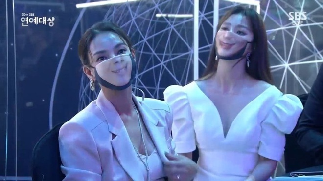 Lễ trao giải lạ đời và gây cười nhất 2020 ở showbiz