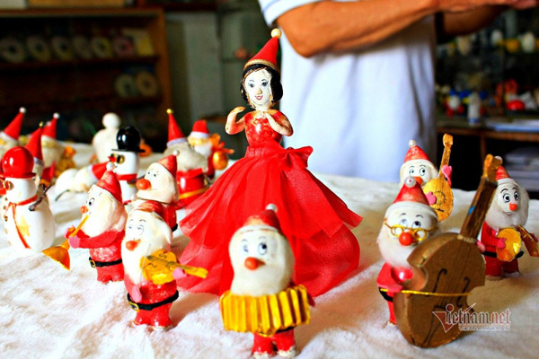 Retired teacher in HCM City produces festive items from eggshells