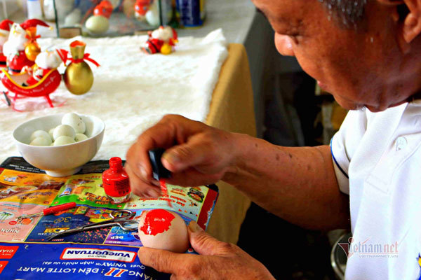 Retired teacher in HCM City produces festive items from eggshells
