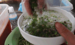 Quán bún hến 30 năm tuổi ở Hà Nội, ngày bán 2 tạ hến, 1 tạ bún