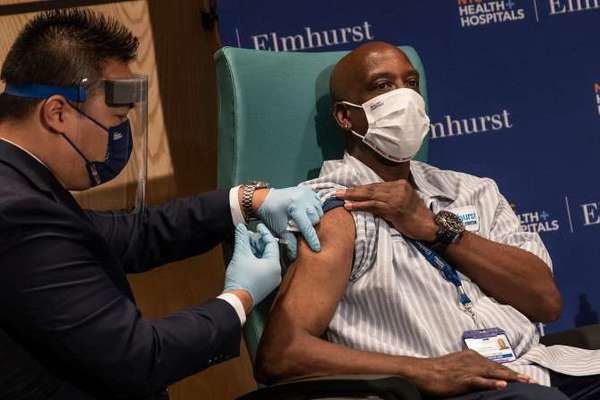 Cuộc chiến khốc liệt giành 'đặc quyền' vắc-xin Covid-19 tại Mỹ