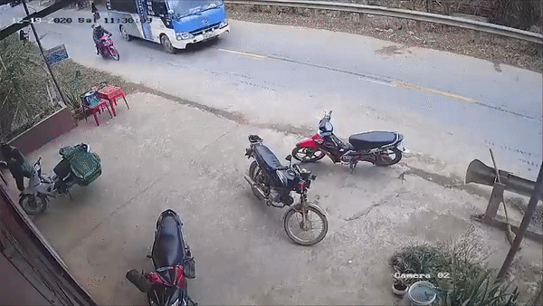 Ô tô đâm trực diện xe máy ở Yên Bái, tình huống khiến dân mạng tranh cãi
