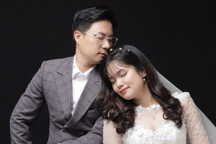 Ảnh cưới tình cảm của MC Lê Anh với vợ thạc sĩ kém 10 tuổi