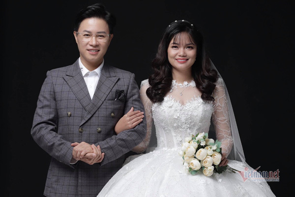 MC Lê Anh bất ngờ làm đám cưới với thạc sĩ du lịch kém 10 tuổi