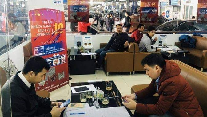 Dân sale ô tô cuối năm: Kẻ tất bật, người ngồi không