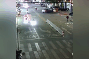 Bị cảnh sát chặn lại vì lái xe đồ chơi gắn đèn neon ra đường