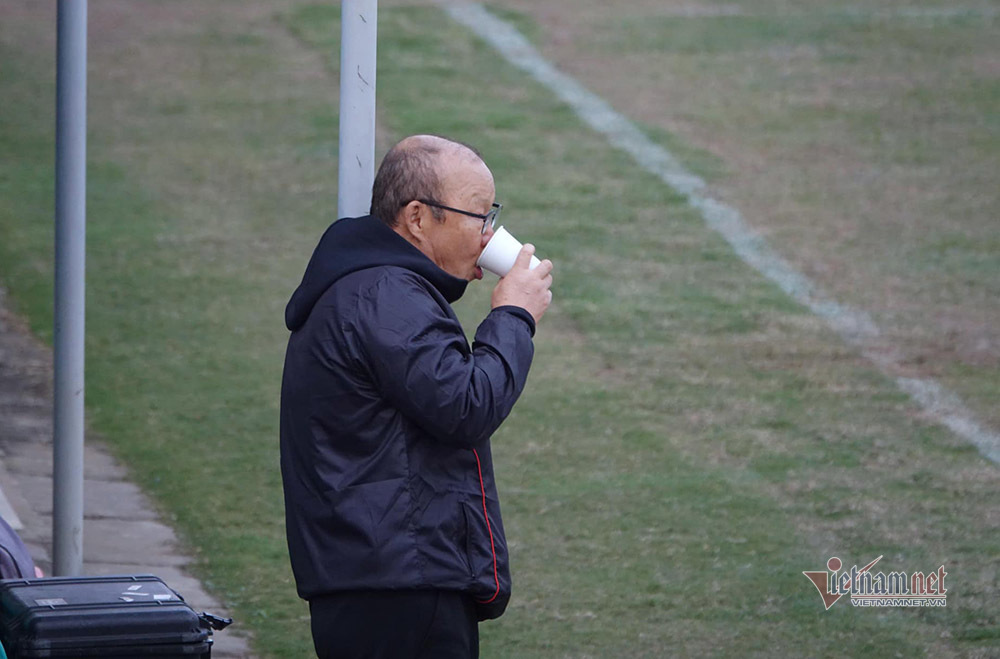 Filip Nguyễn lắc đầu, thầy Park tính gì?