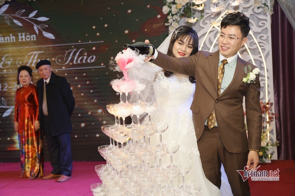 MC Le Anh unexpectedly married a tourism teacher, 10 years younger than him