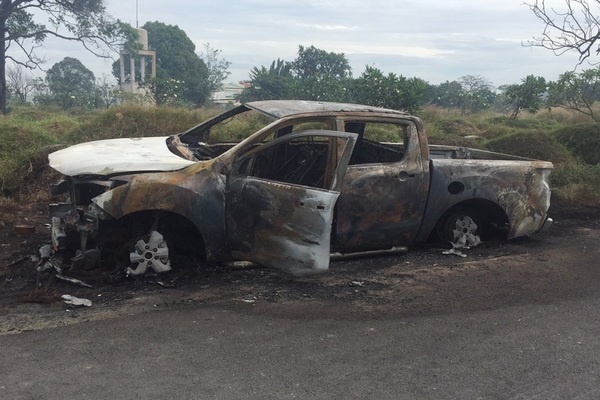 Giận vợ, đưa ô tô ra nghĩa trang đốt cháy đùng đùng