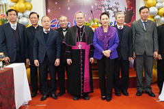 Chủ tịch Quốc hội Nguyễn Thị Kim Ngân thăm Tòa Tổng Giám mục Huế