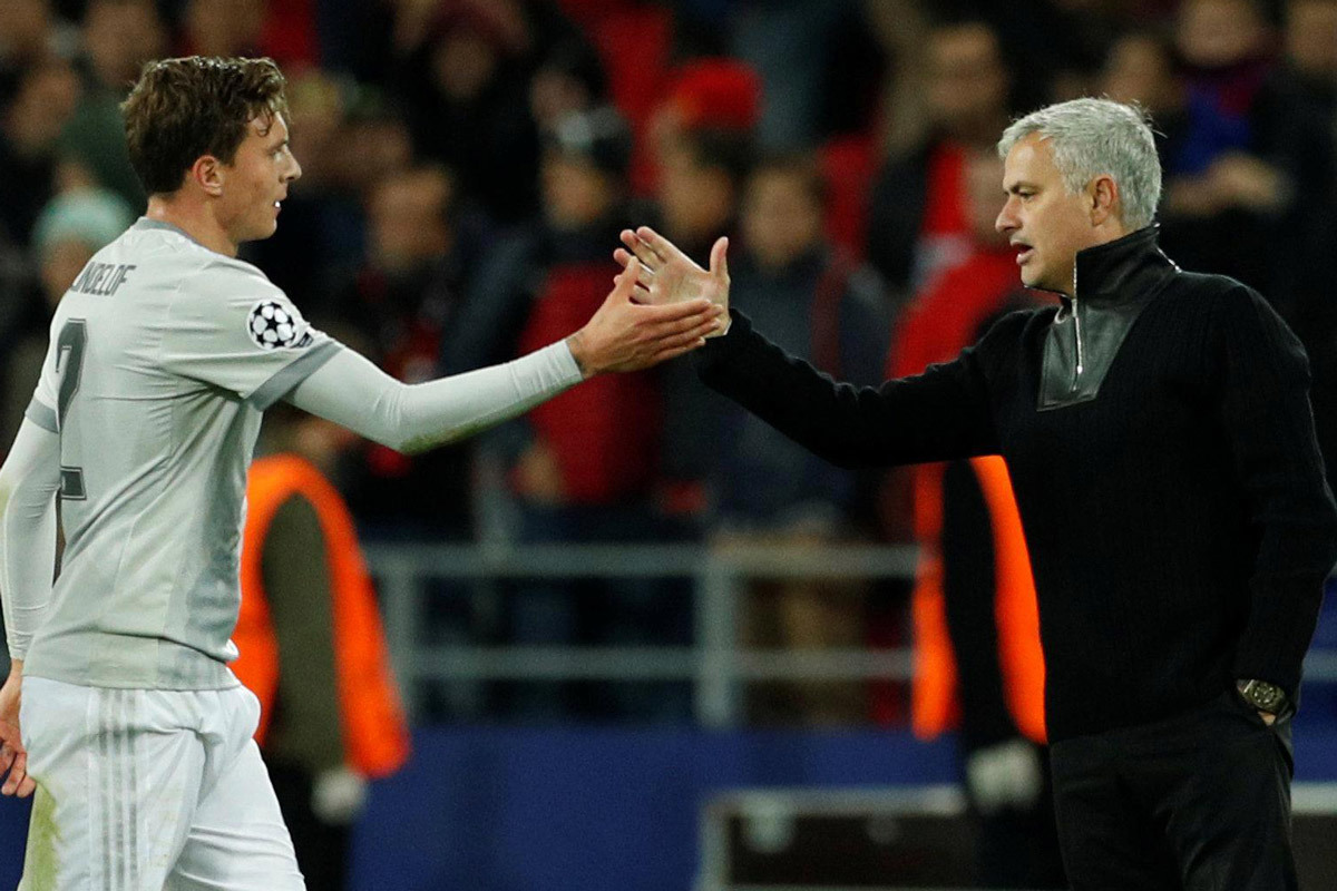 Mourinho ra tay, Tottenham