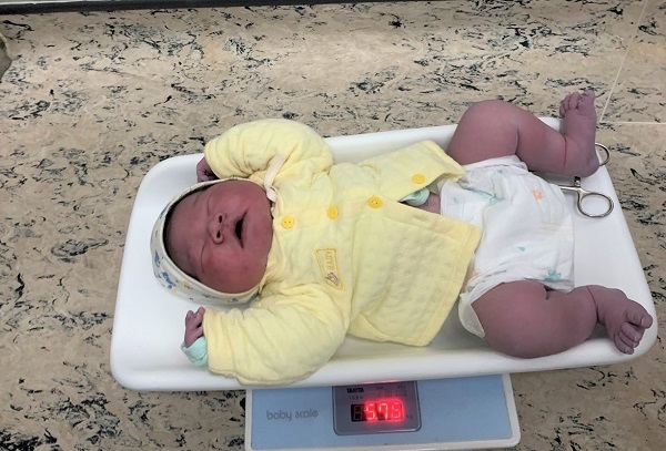 Bé sơ sinh nặng gần 6kg khi chào đời ở Hà Nội